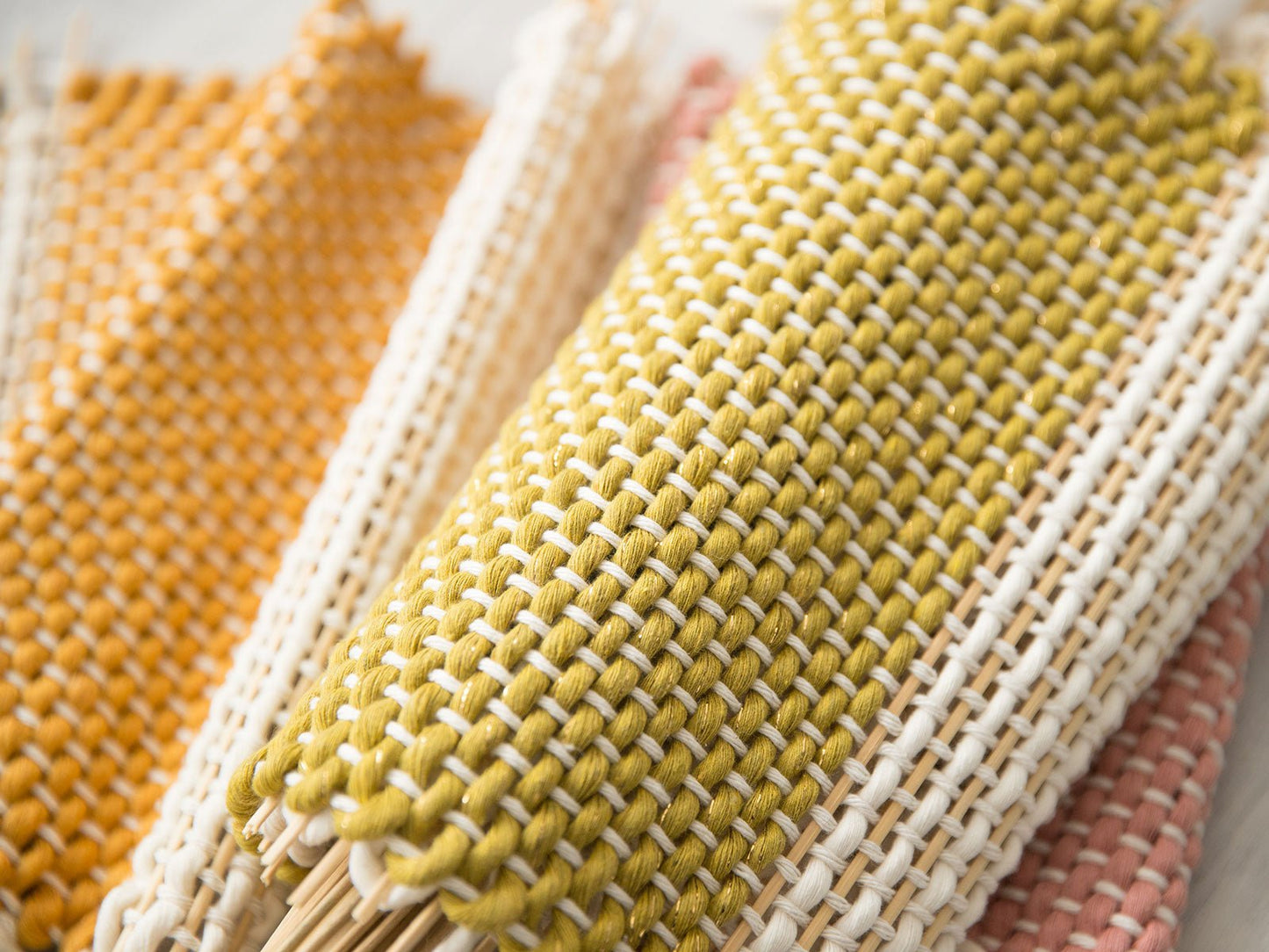 Bieno - Tkana grafika ścienna - Wisząca na ścianie