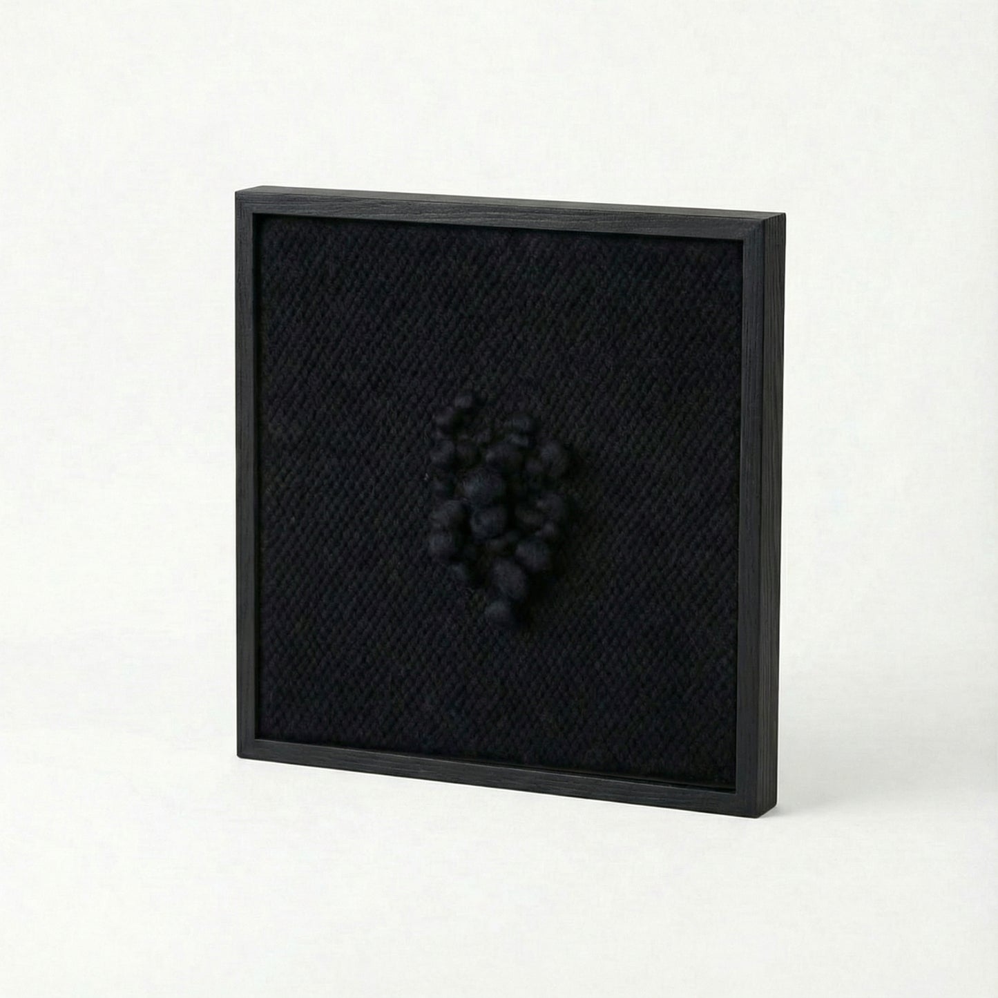 Enigma – Rzeźbiarski gobelin w ramie – Czarna wełna i drewno