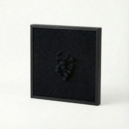 Enigma – Rzeźbiarski gobelin w ramie – Czarna wełna i drewno