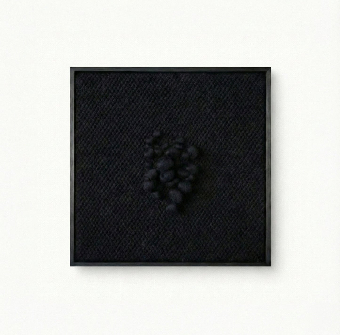 Enigma – Rzeźbiarski gobelin w ramie – Czarna wełna i drewno