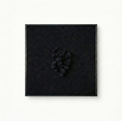 Enigma – Rzeźbiarski gobelin w ramie – Czarna wełna i drewno