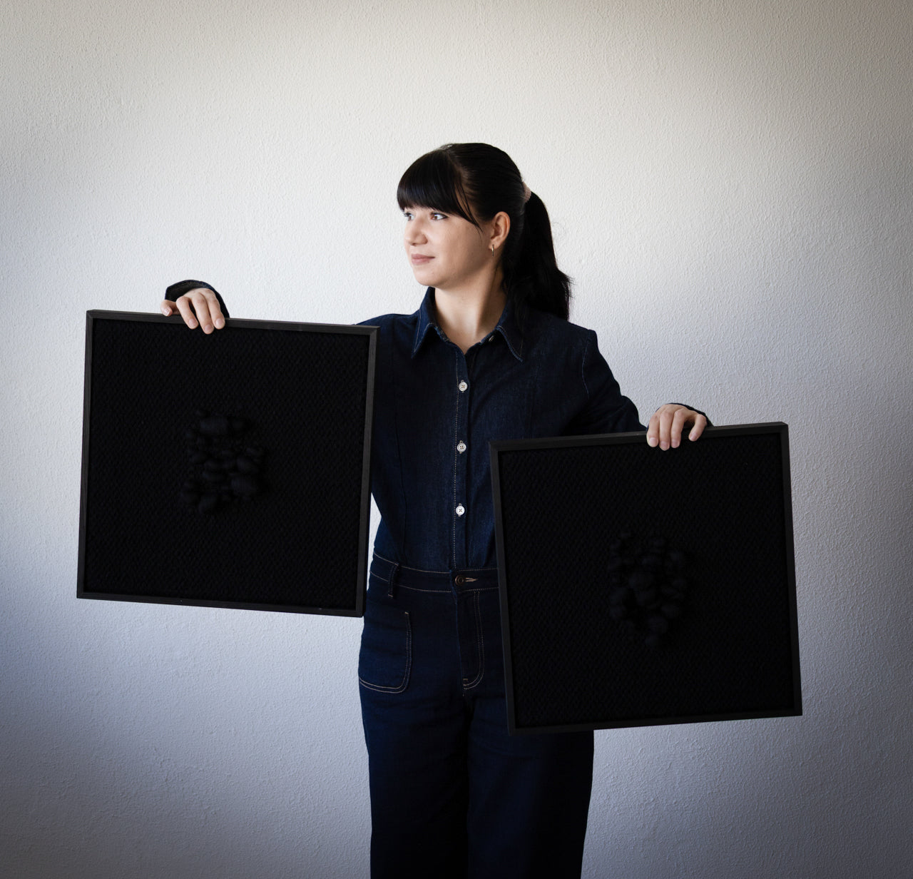 Enigma – Rzeźbiarski gobelin w ramie – Czarna wełna i drewno