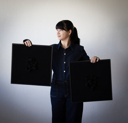 Enigma – Rzeźbiarski gobelin w ramie – Czarna wełna i drewno