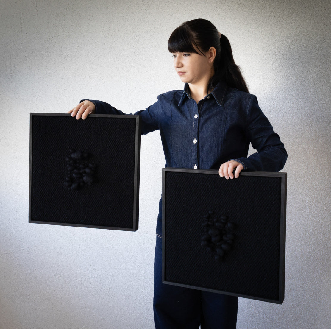 Enigma – Rzeźbiarski gobelin w ramie – Czarna wełna i drewno