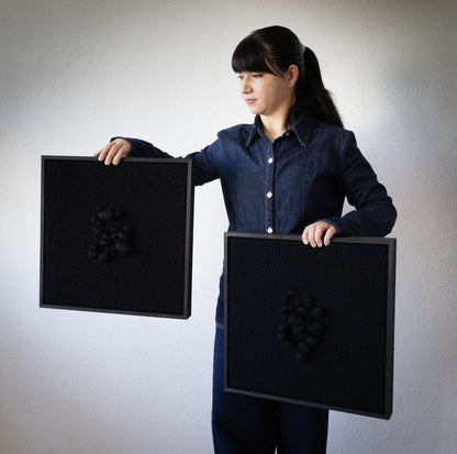 Enigma – Rzeźbiarski gobelin w ramie – Czarna wełna i drewno