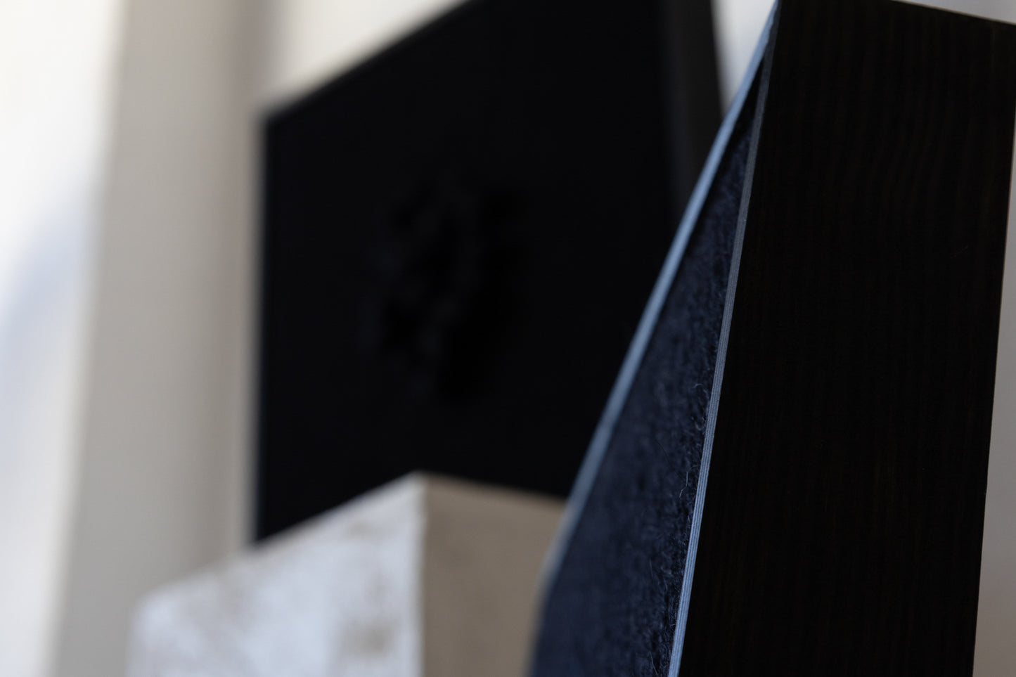 Enigma – Rzeźbiarski gobelin w ramie – Czarna wełna i drewno