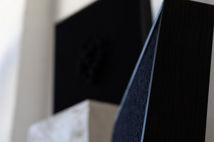 Enigma – Rzeźbiarski gobelin w ramie – Czarna wełna i drewno