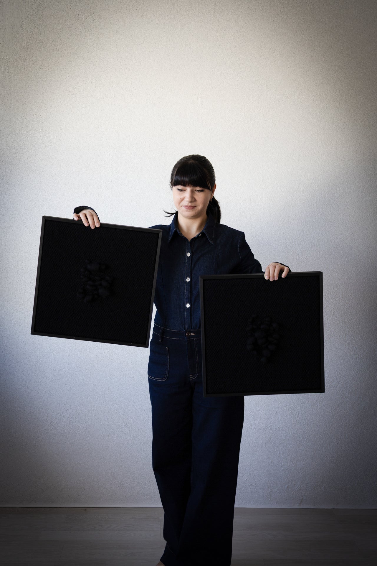 Enigma – Rzeźbiarski gobelin w ramie – Czarna wełna i drewno