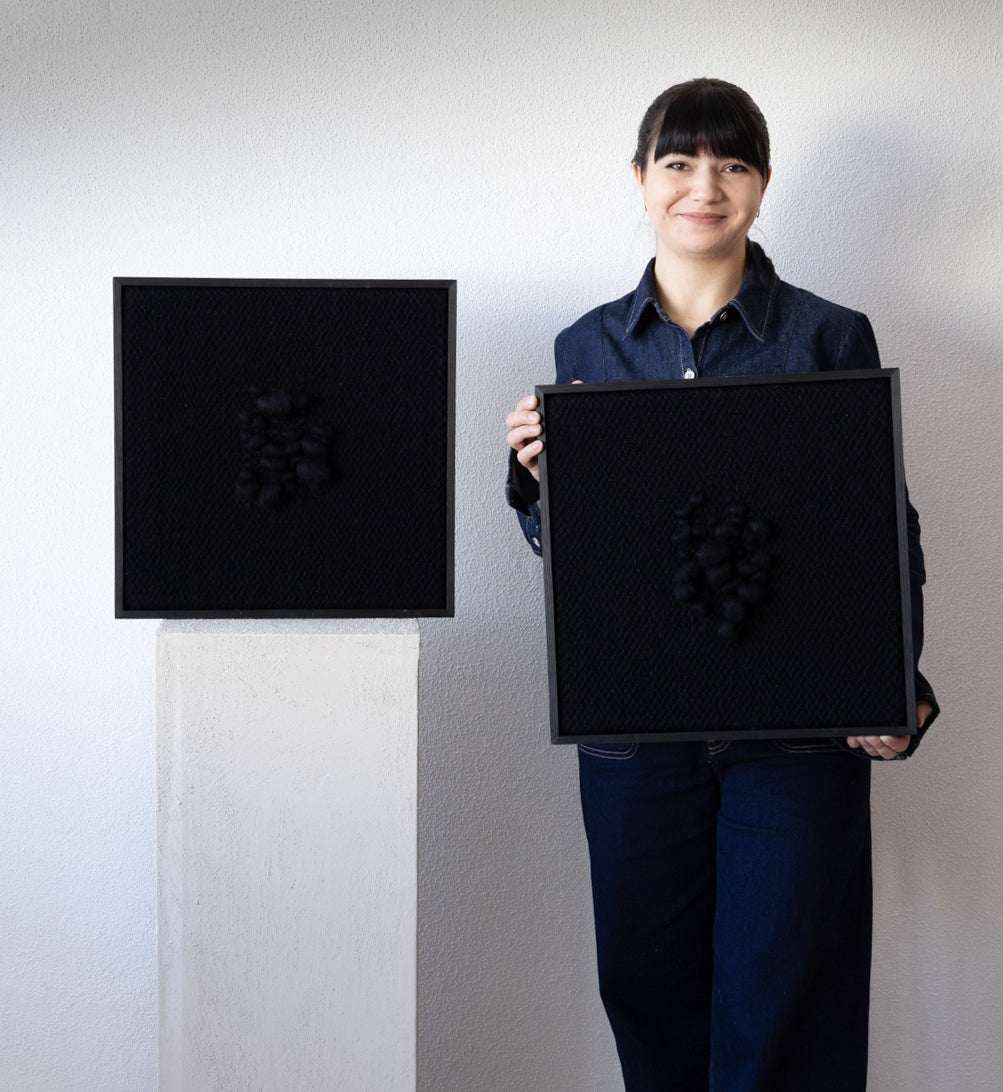 Enigma – Rzeźbiarski gobelin w ramie – Czarna wełna i drewno