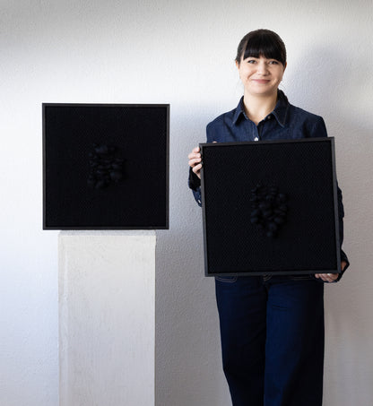 Enigma – Rzeźbiarski gobelin w ramie – Czarna wełna i drewno