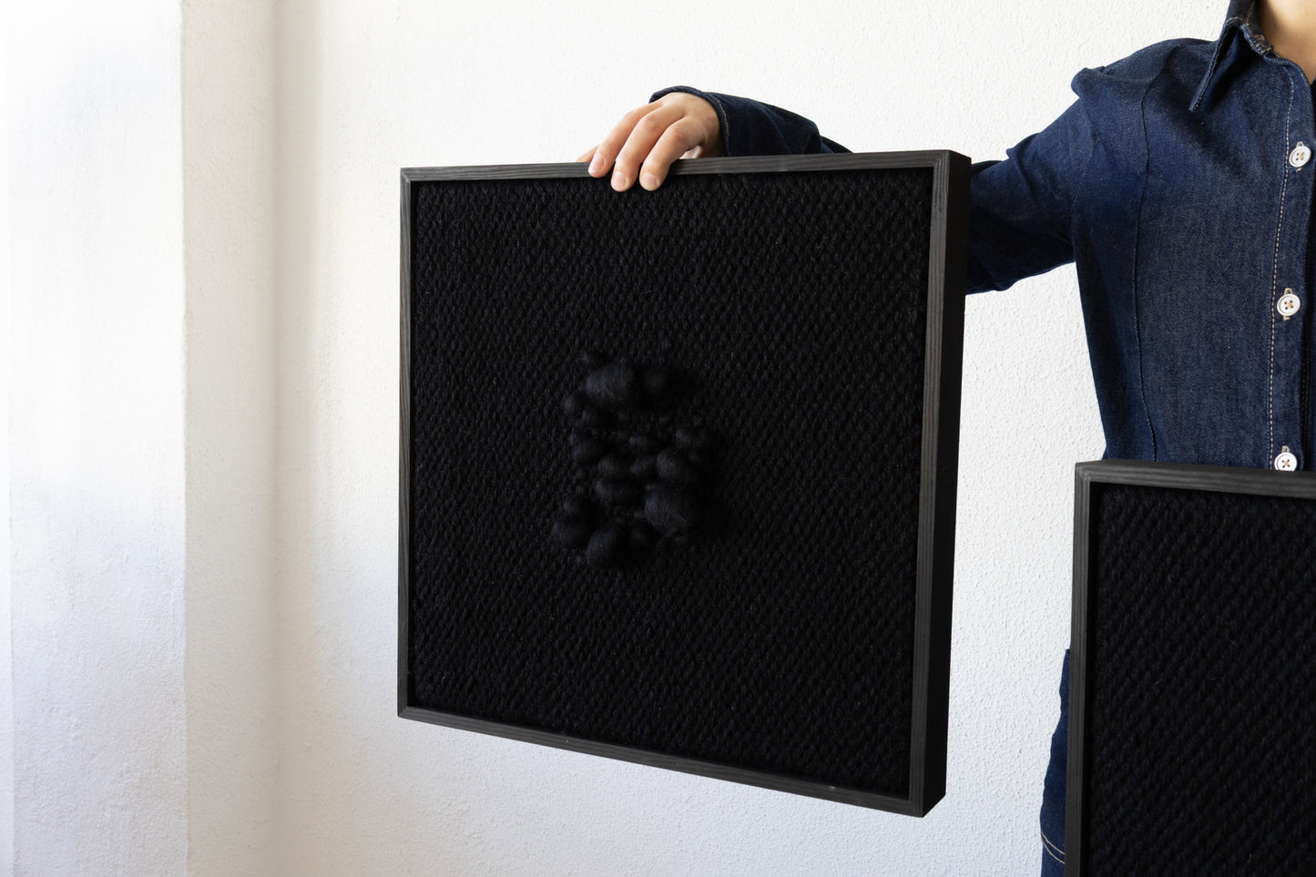 Enigma – Rzeźbiarski gobelin w ramie – Czarna wełna i drewno