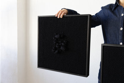 Enigma – Rzeźbiarski gobelin w ramie – Czarna wełna i drewno