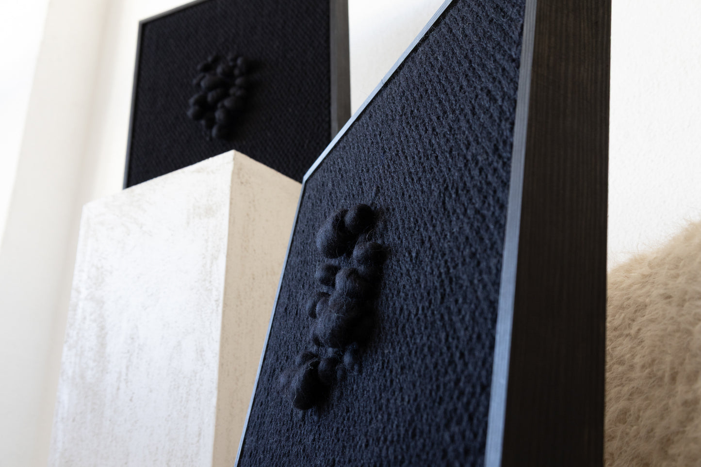 Enigma – Rzeźbiarski gobelin w ramie – Czarna wełna i drewno