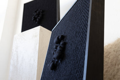 Enigma – Rzeźbiarski gobelin w ramie – Czarna wełna i drewno