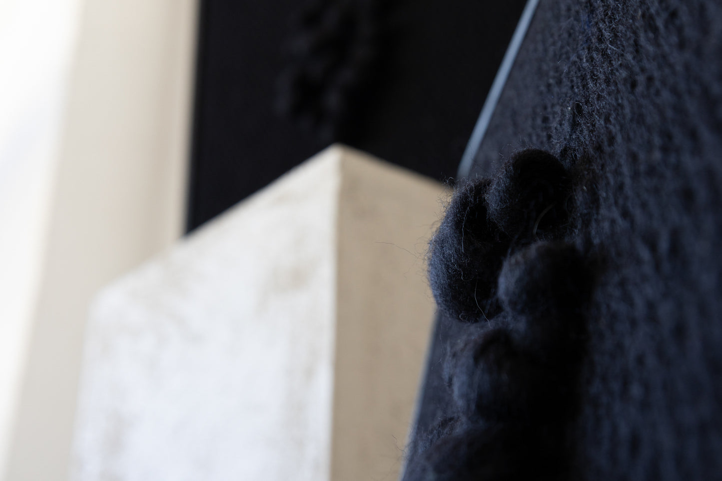 Enigma – Rzeźbiarski gobelin w ramie – Czarna wełna i drewno