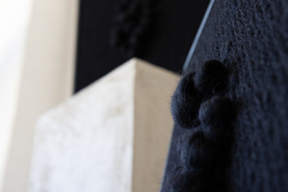 Enigma – Rzeźbiarski gobelin w ramie – Czarna wełna i drewno